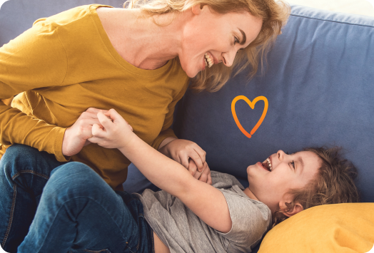 Mãe e filho em momento de carinho