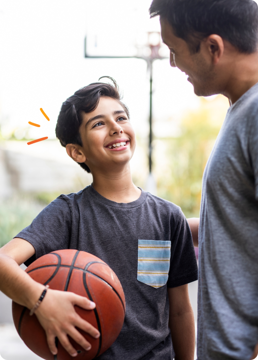 Pai e filho jogando basquete
