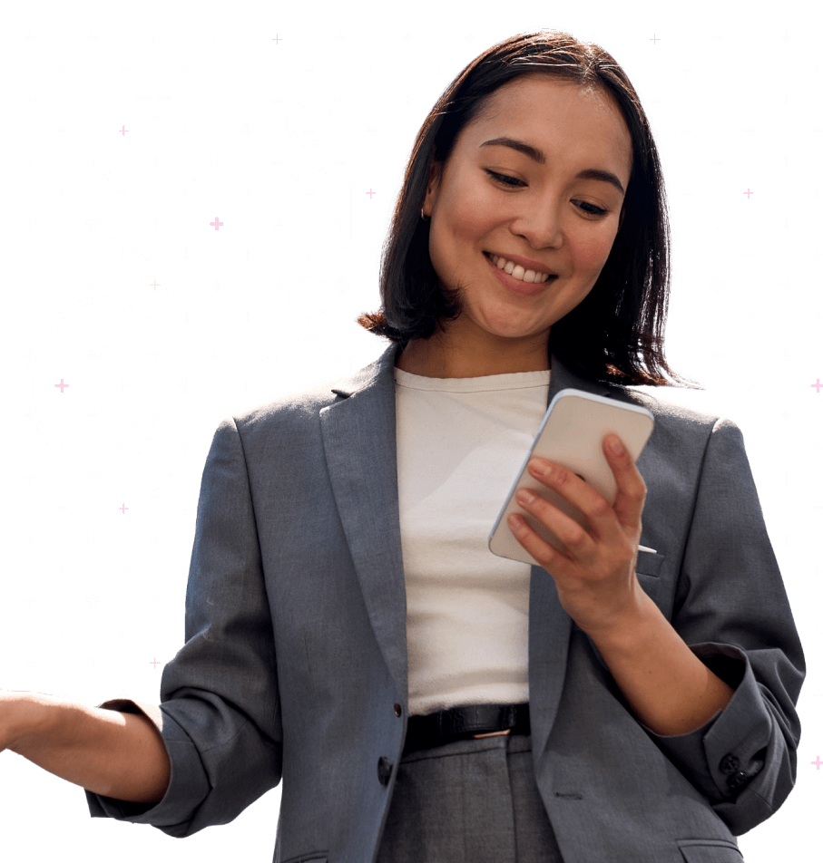 Mulher sorrindo com celular na mão