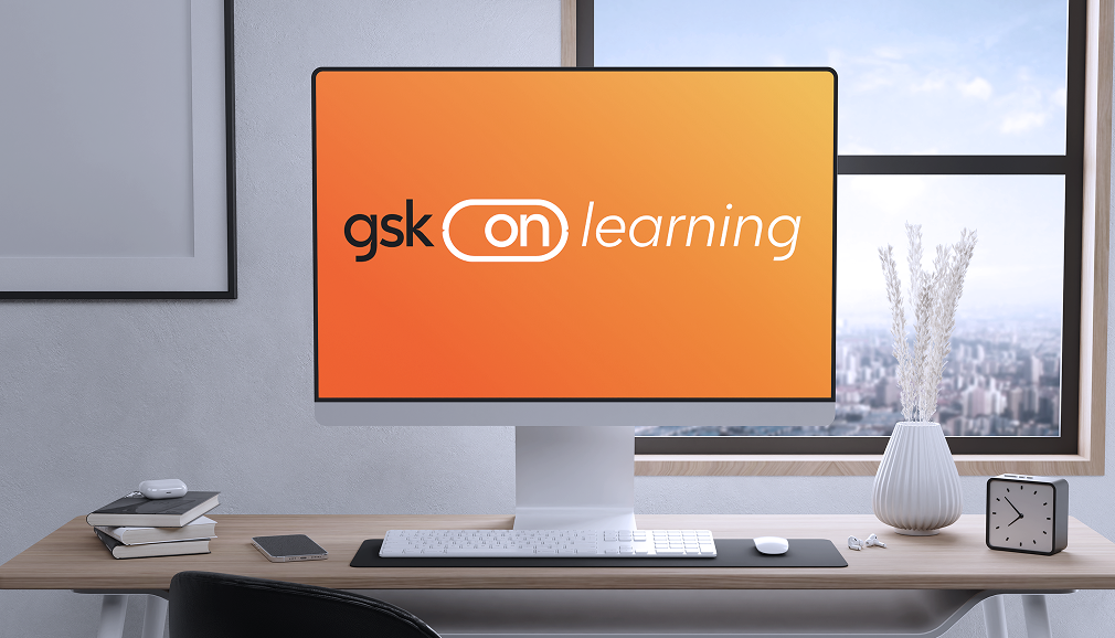 Computador com a logo do GSK On Learning na tela